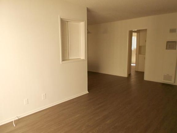 4th image of 1423 S Saltair Ave #12