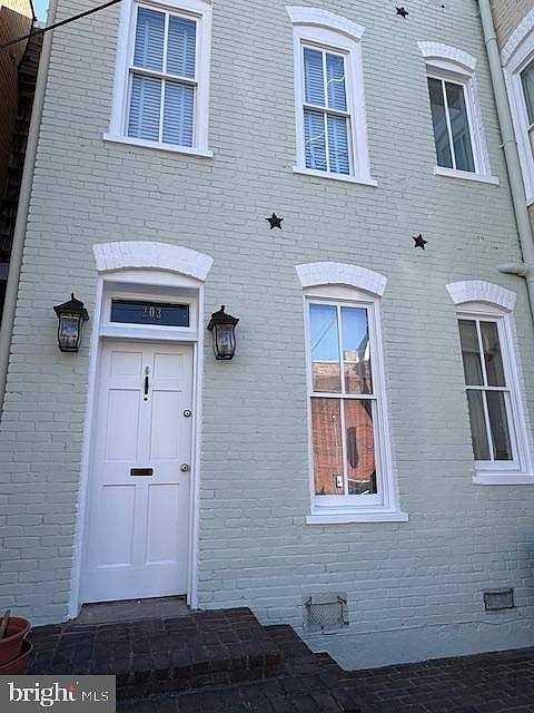2nd image of 921 Cameron St