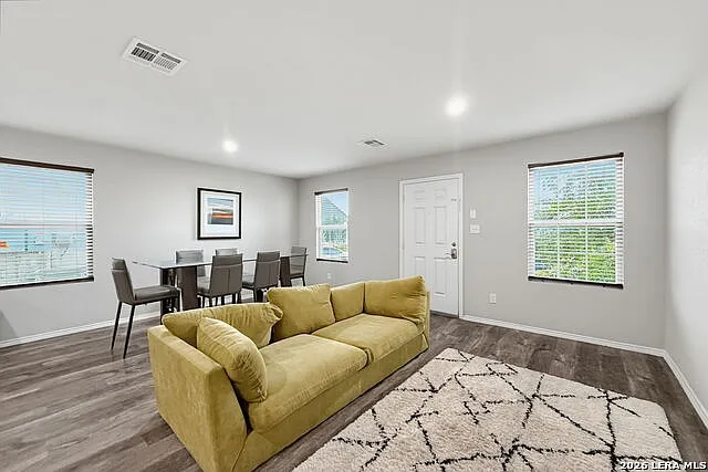 3 bed, 1.0 bath, 1018 sqft, $1,300 — Photo 3