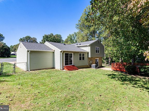 3rd image of 7802 Fieldcrest Ct