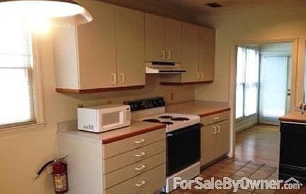 Kitchen : Full size appliances.