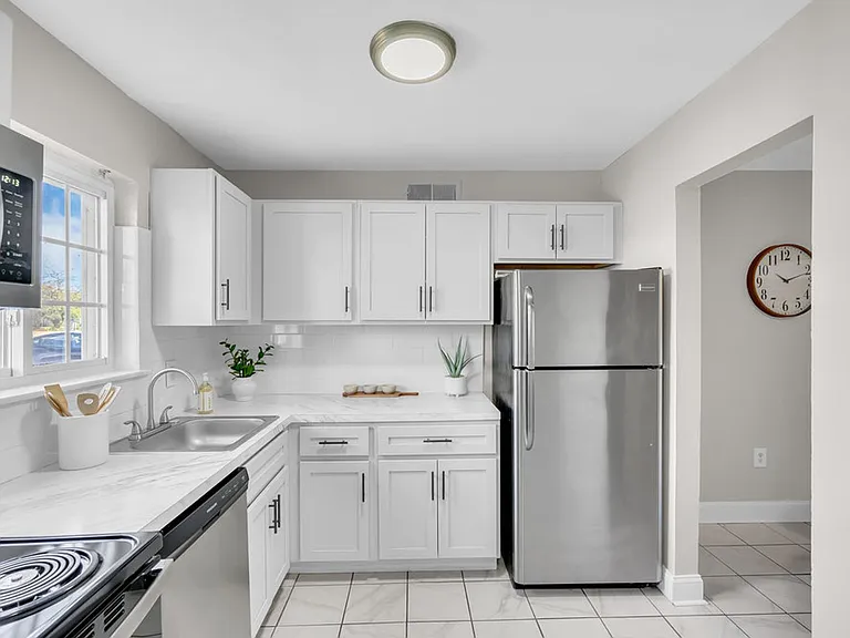 Chateau Apartments — Photo 33