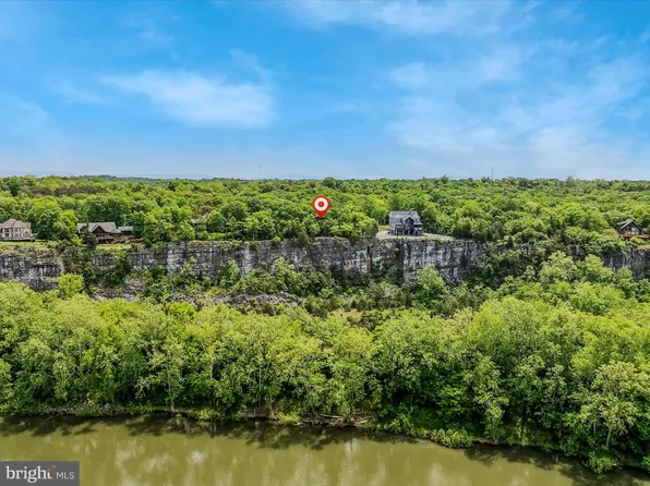 13 Belvedere Ct, Falling Waters, WV 25419