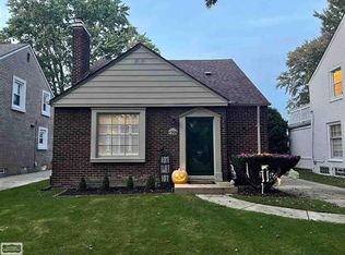 1906 Kenmore Dr, Grosse Pointe Woods, MI 48236