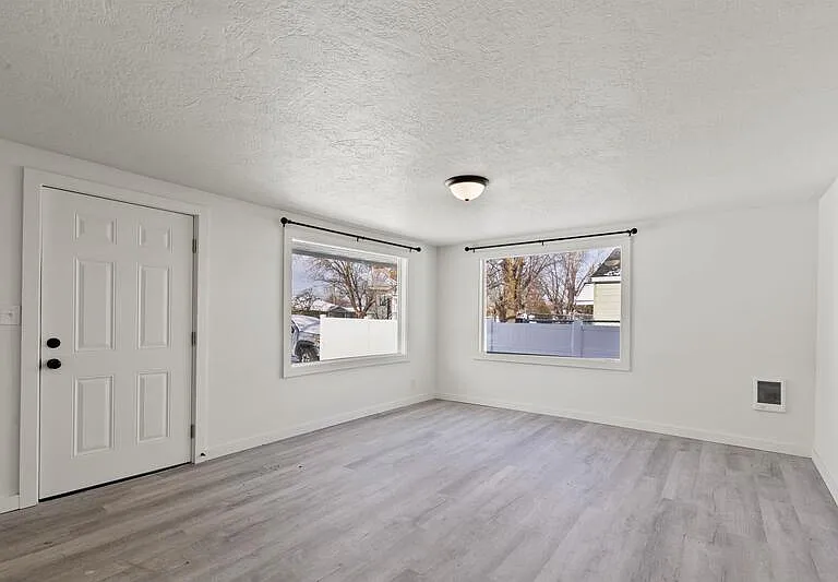 1027 S Beeman St — Photo 14