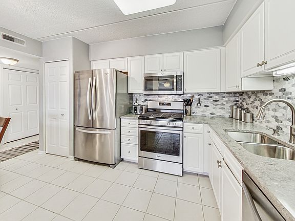 3rd image of 7081 W Touhy Ave APT 510