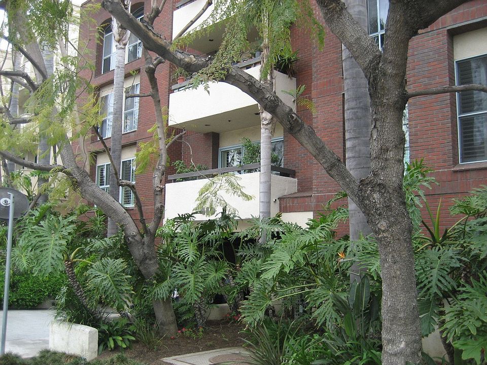 Beautiful condo complex with concierge in the heart of Brentwood