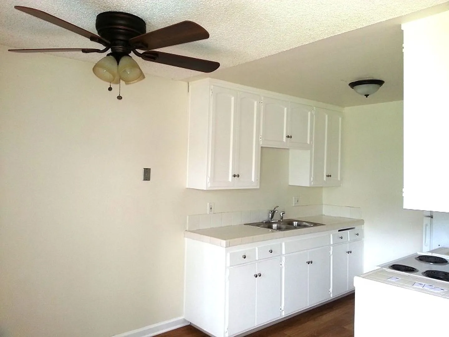 210 Quintard St — Photo 2