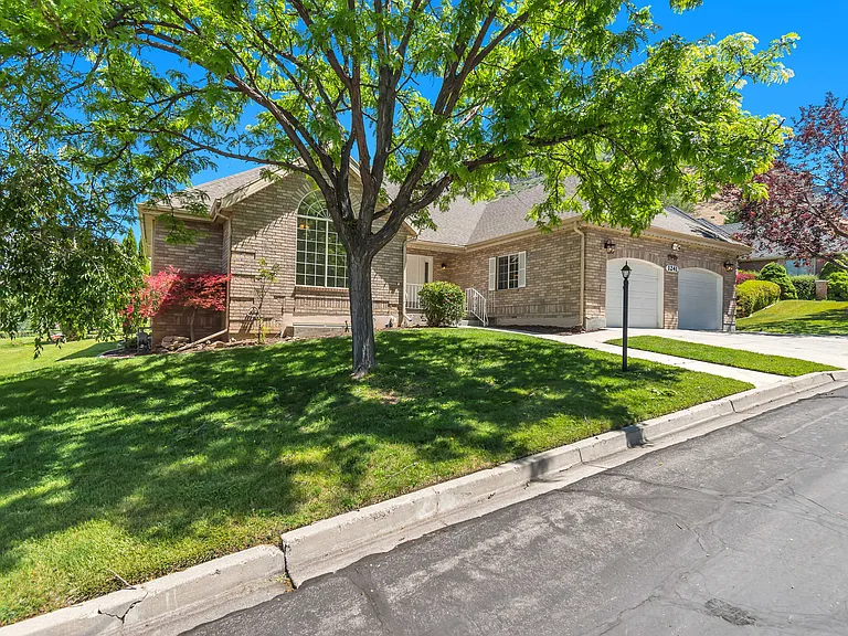 1241 Cambridge Ct — Photo 1