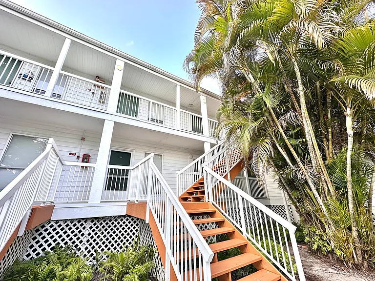 160 Cypress Point Dr — Photo 2