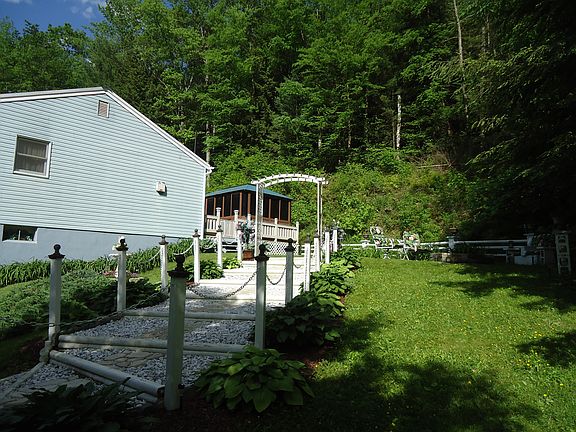 Large deck/inclosed sunroom/hottub