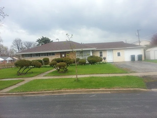 7401 Lake St photo 1