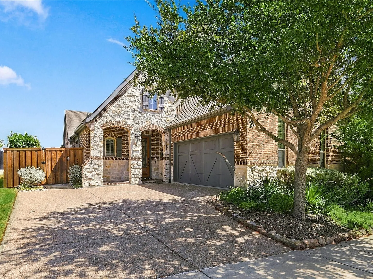 3 bed, 5.0 bath, 2717 sqft, $4,200 — Photo 2