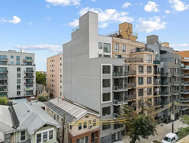 1 bed, 1.0 bath, 605 sqft, $1,723 — Photo 2