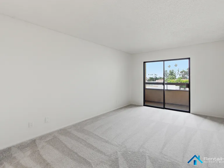 424 Oak St #330 — Photo 17