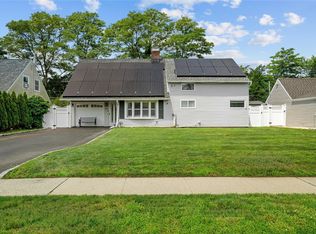 24 Border Ln, Levittown, NY 11756