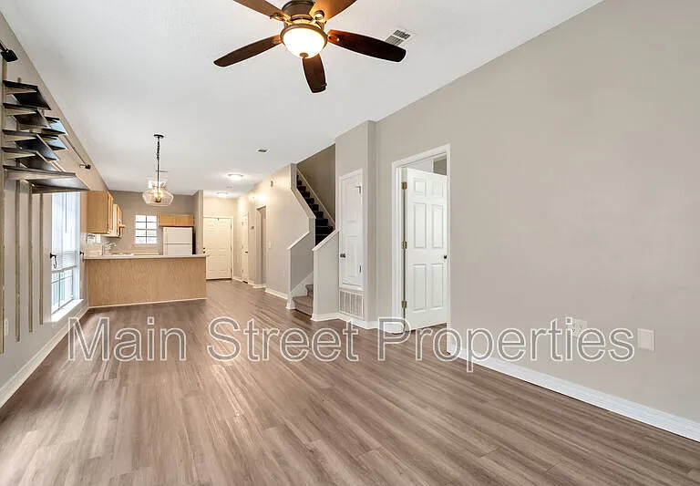 208 Wildflower Ln — Photo 5