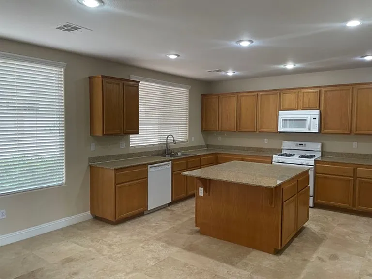 321 Waterton Lakes Ave — Photo 6