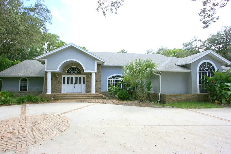 Large circular driveway