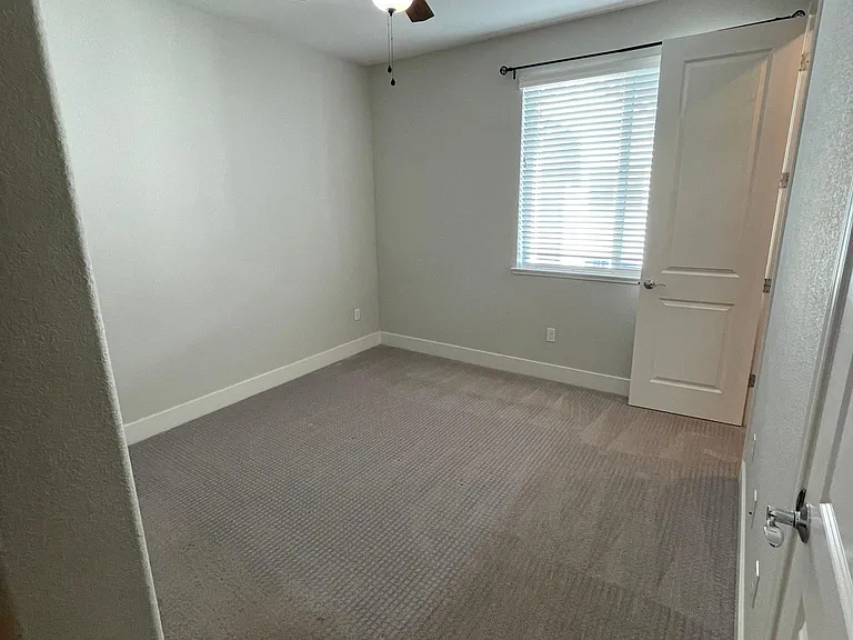 363 Pear Tree Ter #E — Photo 31