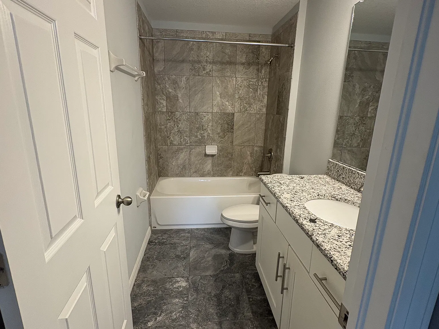 3 bed, 2.5 bath, 1985 sqft, $4,100 — Photo 2