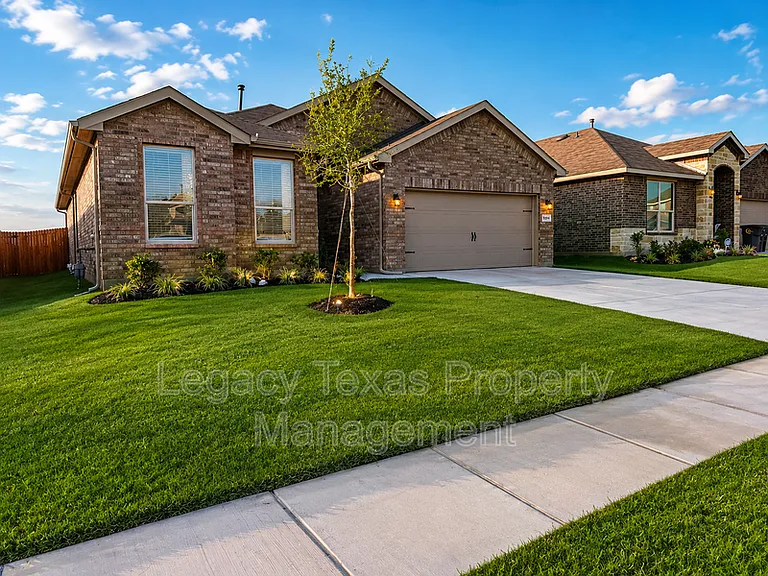 1911 Cherokee Ln — Photo 1