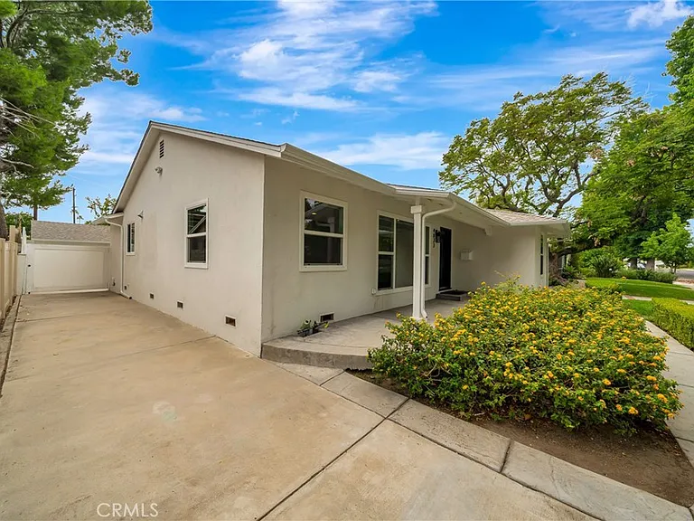 4833 Longridge Ave — Photo 38