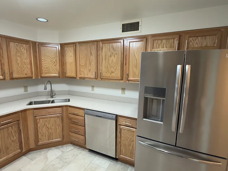 Chelsea Condos — Photo 36