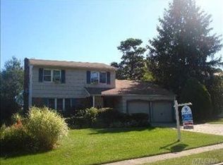 11 N Hoffman Ln, Hauppauge, NY 11788