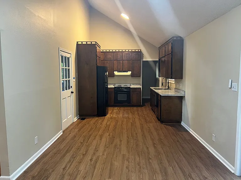 1199 Runnymede Ln — Photo 8