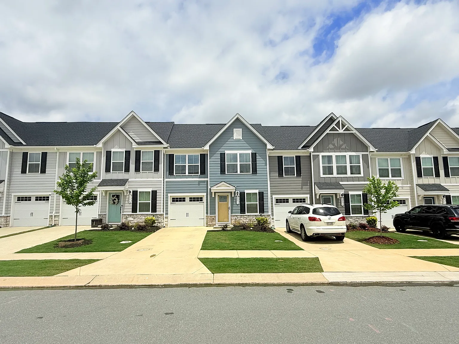 3 bed, 2.5 bath, 1604 sqft, $2,200 — Photo 2