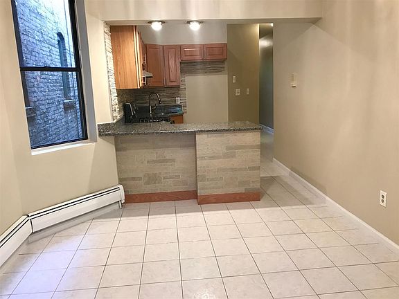 4th image of 3 East St APT 2