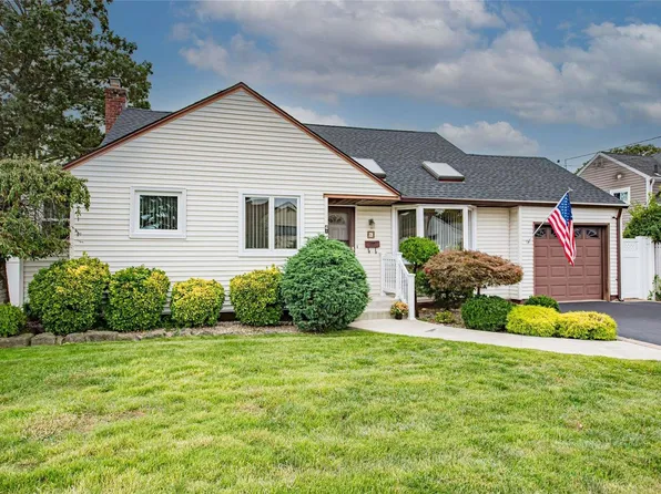 6 Henderson Road, Massapequa Park, NY 11762