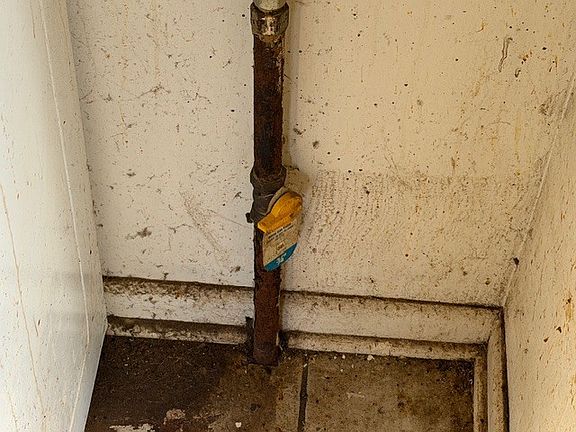 5th image of 15725 Loomis Ave