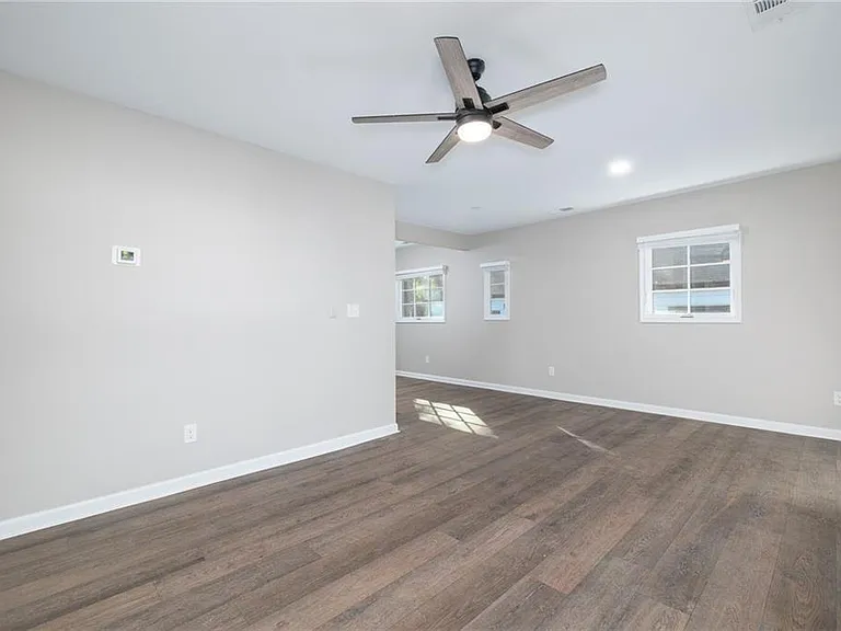 896 Oakland Dr SW — Photo 4