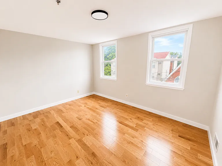 10-12 Nursery St #2L — Photo 13