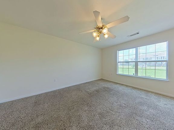 3rd image of 304 Crooked Pine Trl