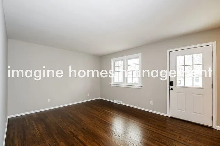 3 bed, 1.0 bath, 1014 sqft, $1,960 — Photo 2