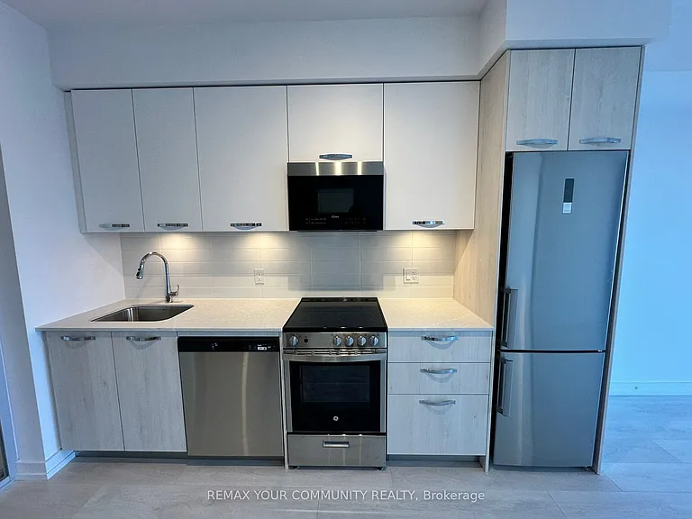 75 James St S #704 — Photo 10