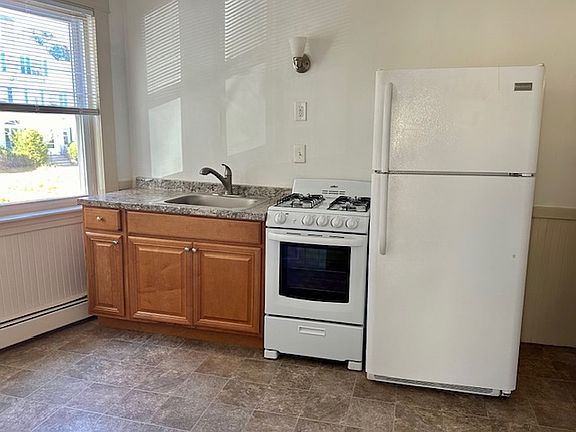 5th image of 125 Main St APT 205