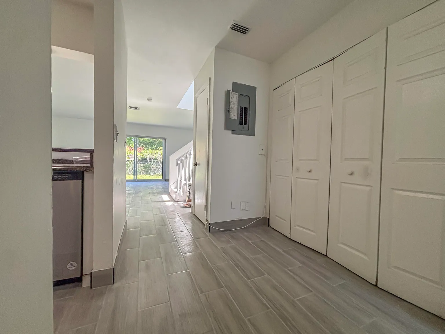3 bed, 2.5 bath, 5984 sqft, $2,795 — Photo 2