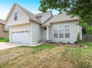 708 SE James Cir, Lees Summit, MO 64063