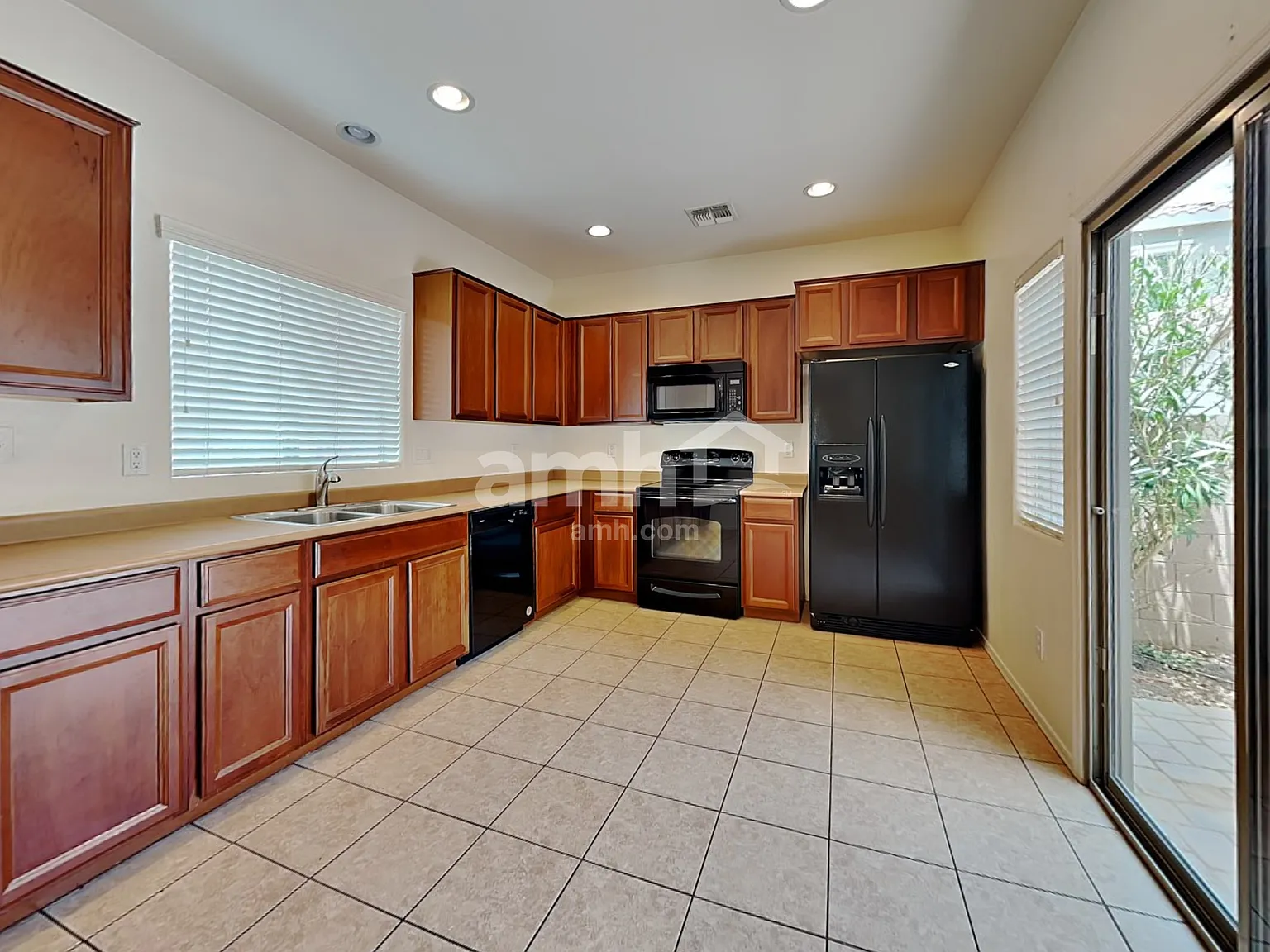 3 bed, 2.5 bath, 1375 sqft, $1,995 — Photo 3