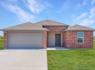 914 N Arapahoe Ave, Chouteau, OK 74337