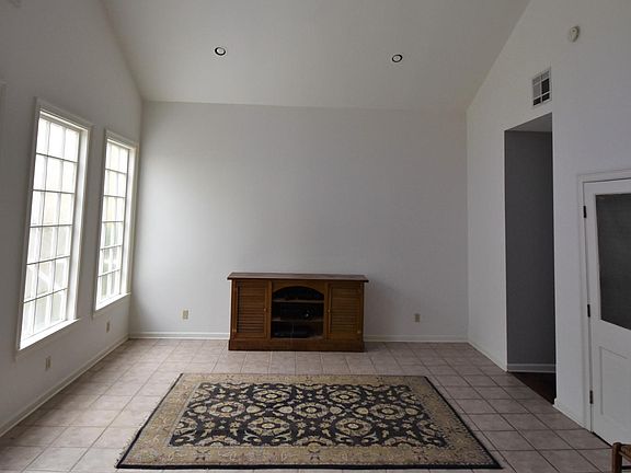 5th image of 808 9th St