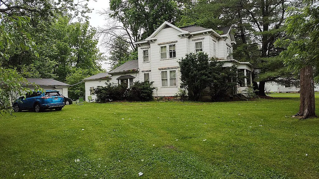 207 W Commercial St photo 1