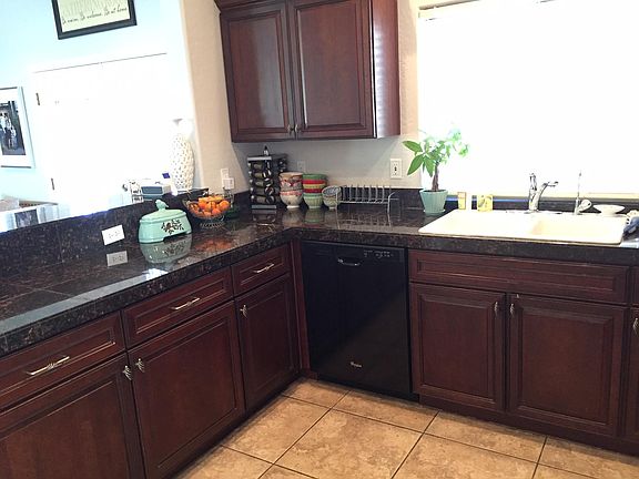 Kitchen w/Granite Countertops