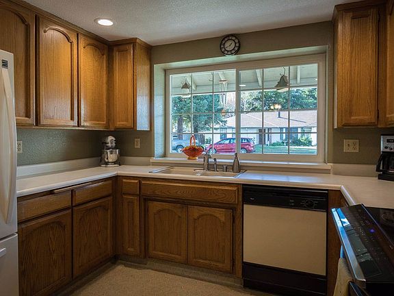 3rd image of 250 Shakewood Dr