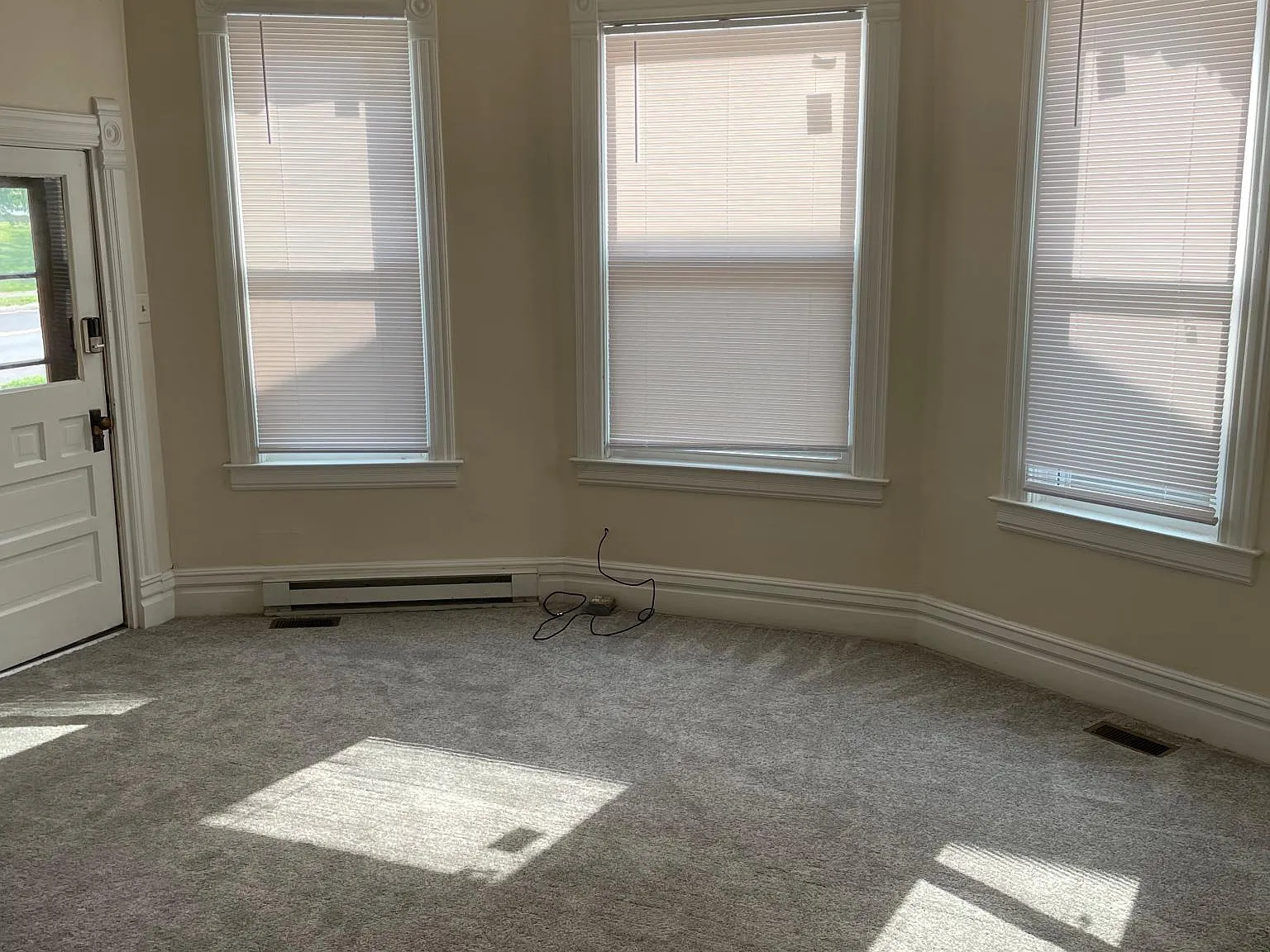 1118 Kinneys Ln — Photo 2