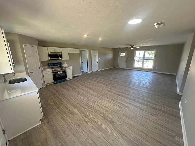 104 Wesley Dr — Photo 4